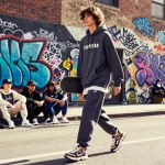 Felpa Trapstar messa in mostra in un momento di lifestyle urbano con elementi di streetwear e cultura skate alla moda.